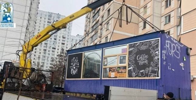 Восени демонтажні бригади прибрали з вулиць столиці до 2000 незаконних елементів благоустрою