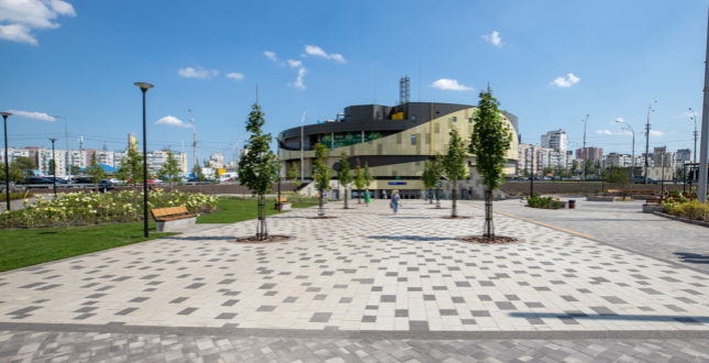 Біля станції метро «Героїв Дніпра» замість МАФів з'явився новий громадський простір